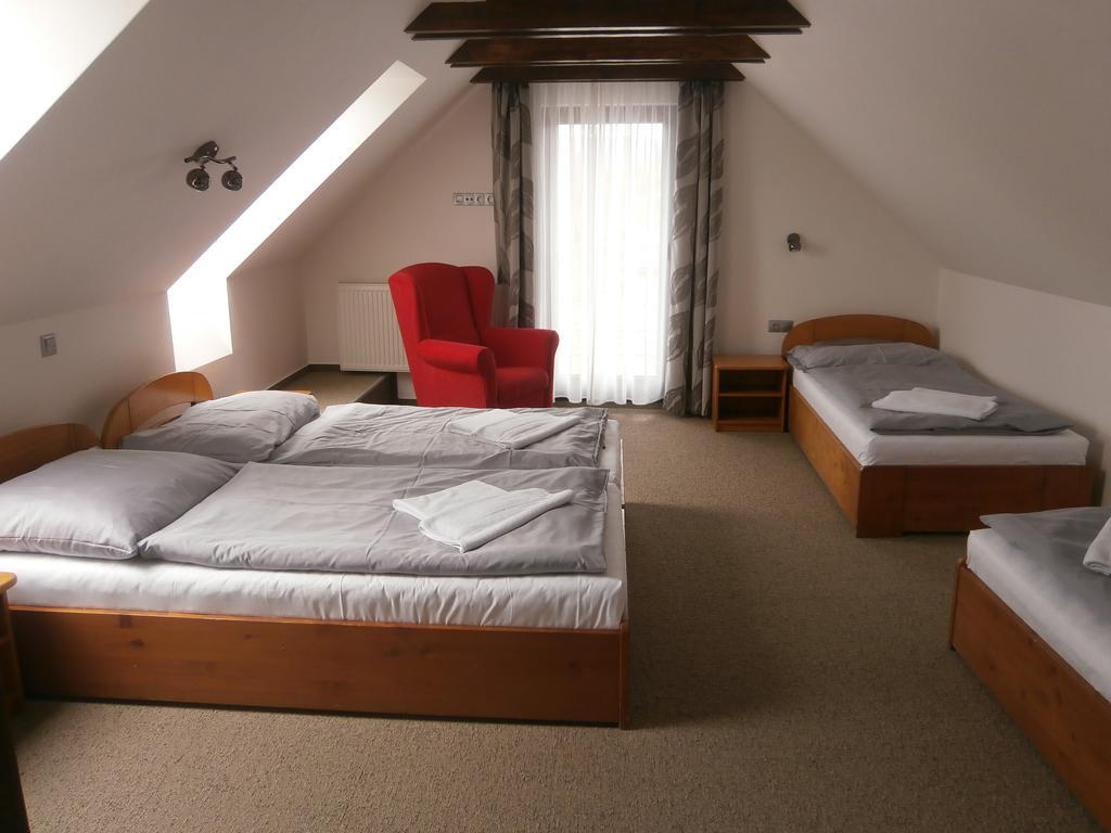 Hotel Flora Bešeňová Buitenkant foto